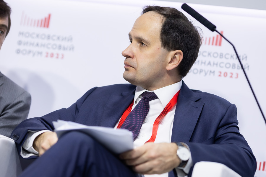 Замминистра финансов Павел Кадочников на сессии.