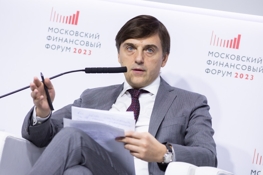 Министр просвещения Сергей Кравцов на сессии.